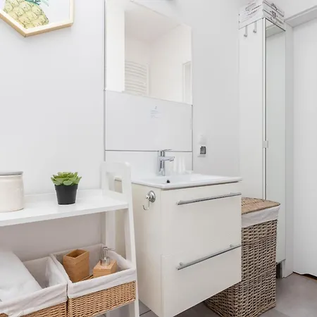 Bright With Private Garden And Accepting Pets By Renters *