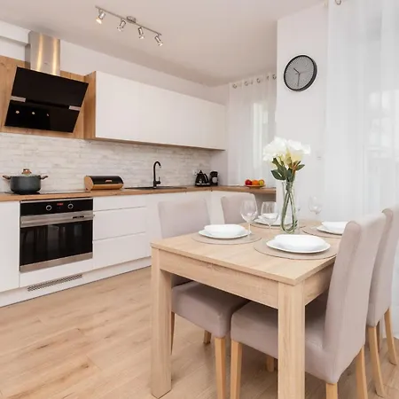 Apartment Bright With Private Garden And Accepting Pets By Renters Gdansk