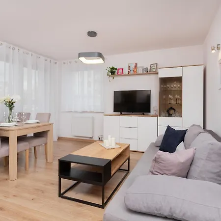 Apartment Bright With Private Garden And Accepting Pets By Renters Gdansk